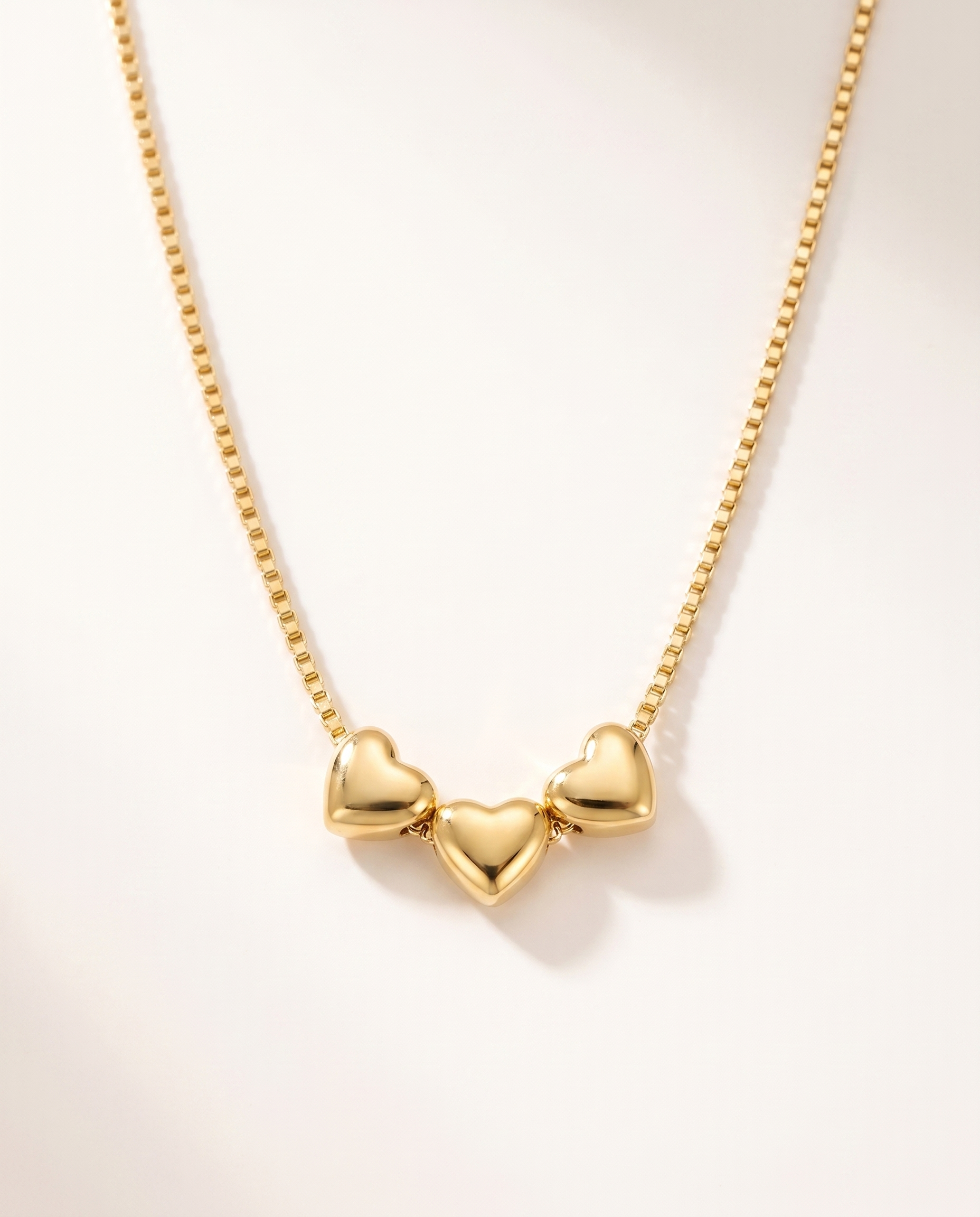 Aria gold three hearts necklace