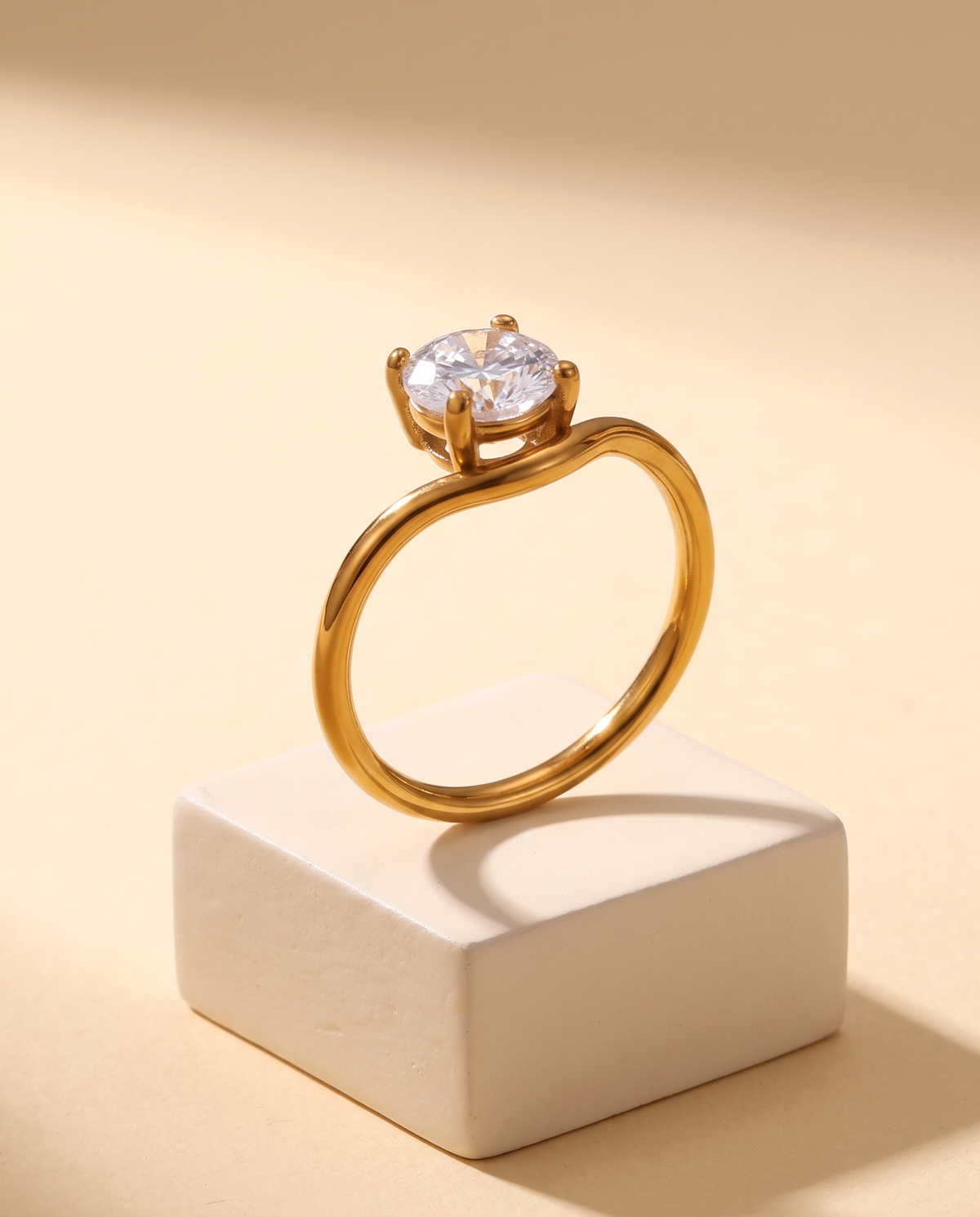 Muse Ring 18K gold-plated stainless steel solitaire, round-cut cubic zirconia solo
